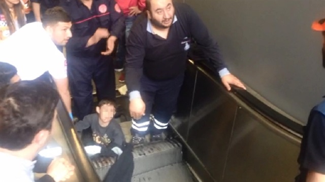 9 yaşındaki çocuğun bacağı yürüyen merdivene sıkıştı