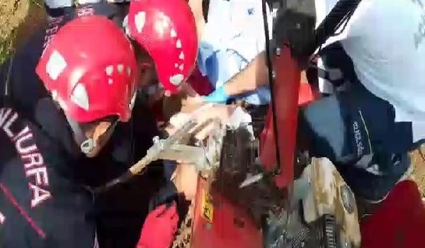 9 yaşındaki çocuk, ayaklarını çapa makinesine kaptırdı