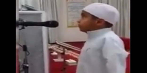 9 yaşındaki çocuk okuduğu ezanla mest etti - VIDEO