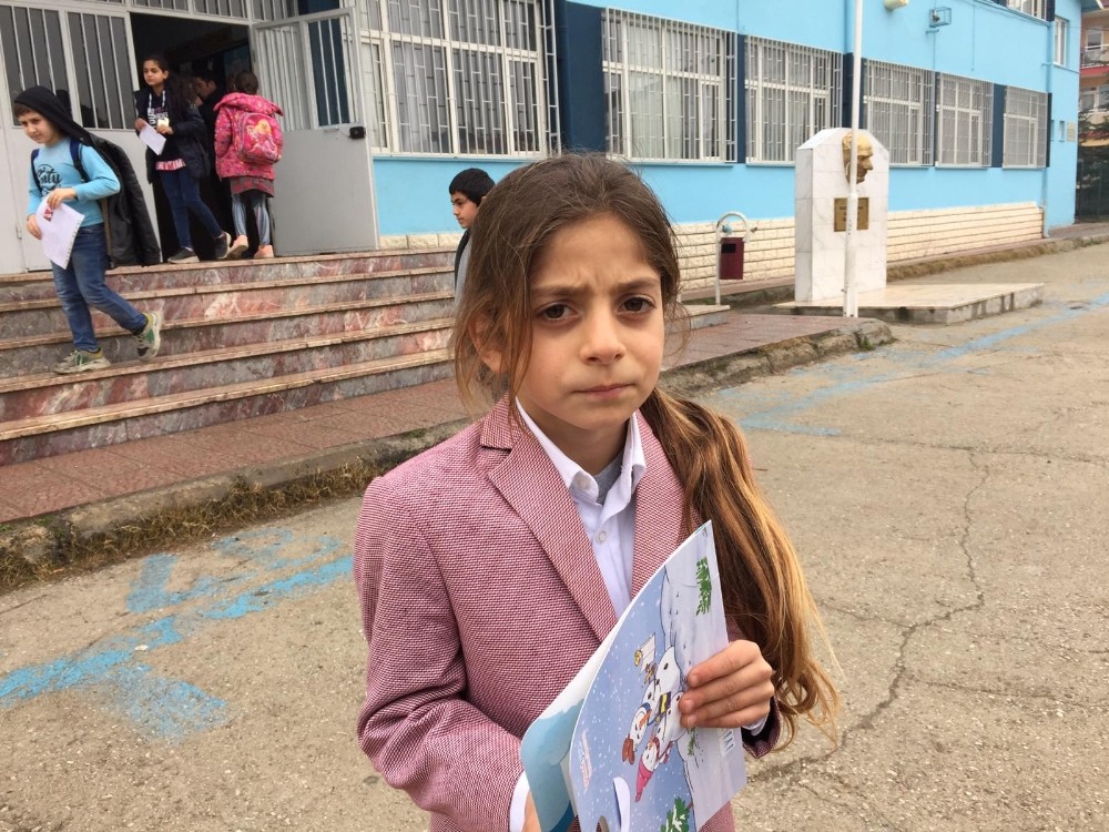 9 yıldır saçlarına makas değmeyen Baran karnesini aldı 