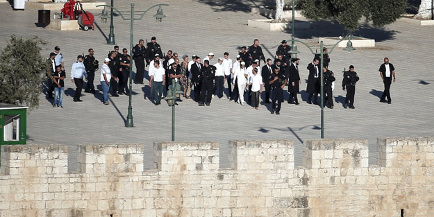 90 Yahudi Mescid-i Aksa avlusuna girdi