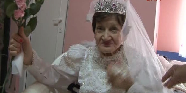 90 yaşında ilk kez gelinlik giydi