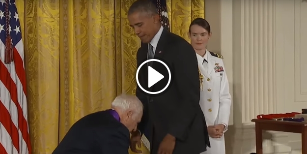 90 yaşındaki komedyenden Obama'ya el şakası!