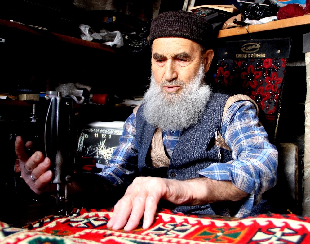 90 yaşındaki yastık ustası çok sevdiği mesleğine kavuştu 