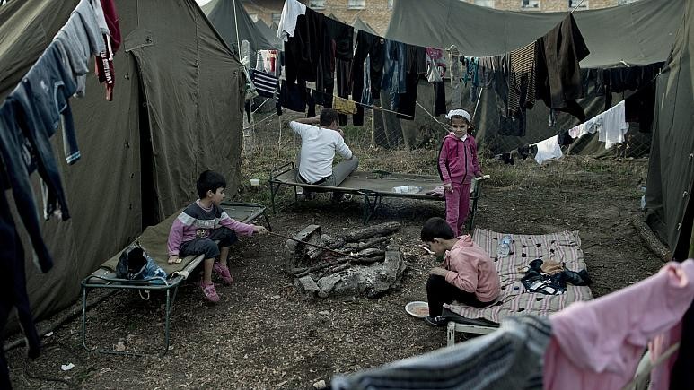 900 bin mülteci Avrupa kapısında perişan