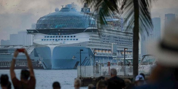 900 günde inşa edildi, Titanik'in 5 katı... Dünyanın en büyük yolcu gemisi ilk seferine çıktı!