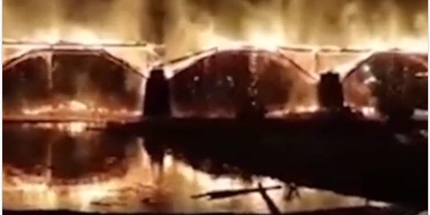 900 yıllık tarihi köprü dakikalar içinde yanıp yok oldu