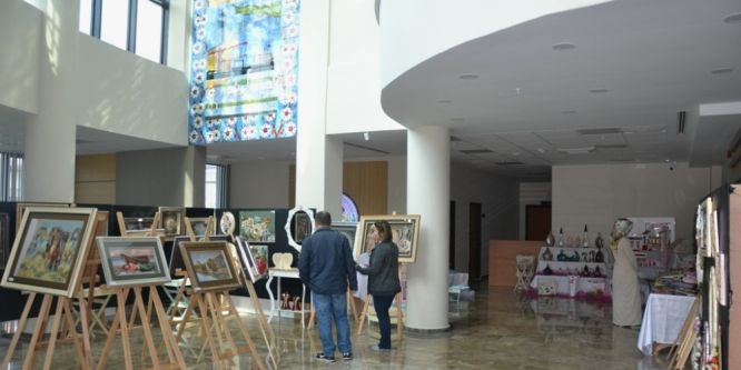 El sanatları sergisi belediye binasında