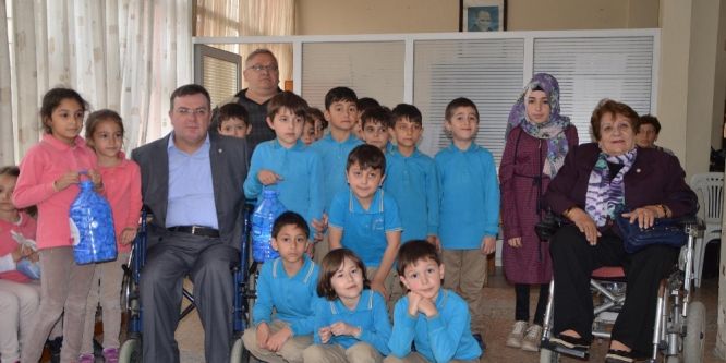Minik öğrencilerden engellilere mavi kapak desteği