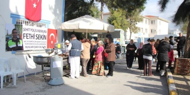 Şehitler için Urla’da lokma döküldü