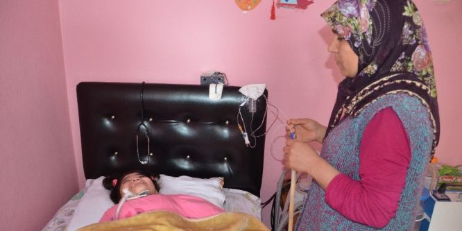 7 yıldır tüm hayatını kızına adadı