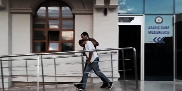 90'ları Hatırlattı: Otomobillerden hoparlör ve teyp çalan şahıs yakalandı