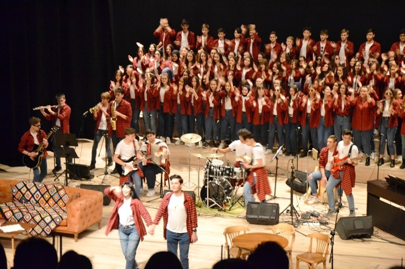 90’lı yılların kültürünü sahneye taşıdılar 