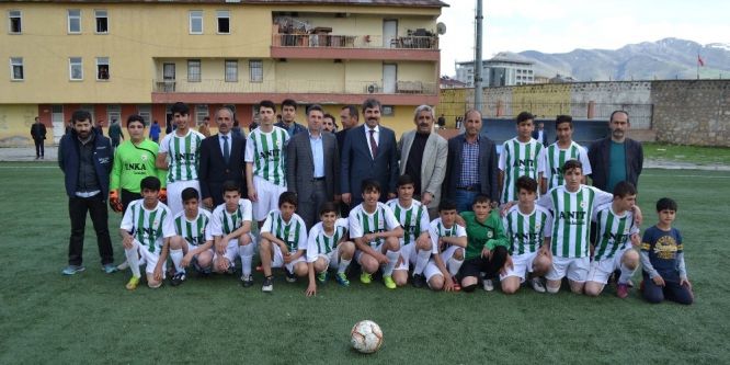 Başkan Asya, sporculara malzeme dağıttı