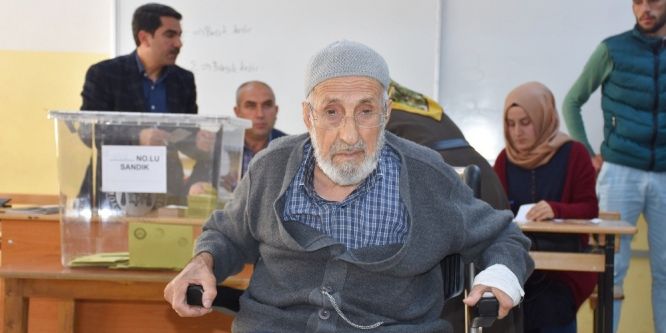 93 yaşında, tekerlekli sandalyeyle oy kullandı