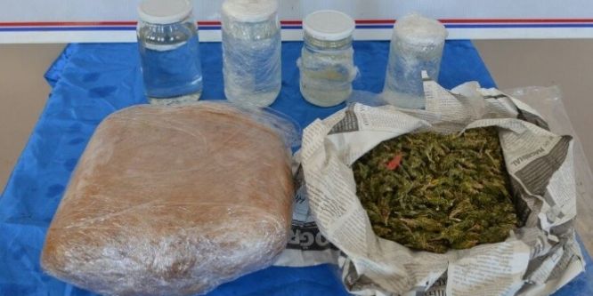 Narkotik köpeği, çantaya zulalanan esrarı buldu