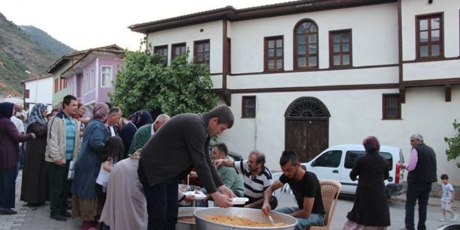 Osmaneli Belediyesi'nin mahalle iftarları başladı