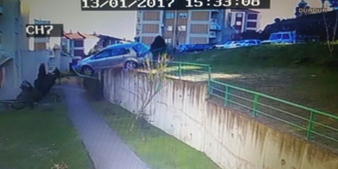 Otomobil, apartman girişine uçtu