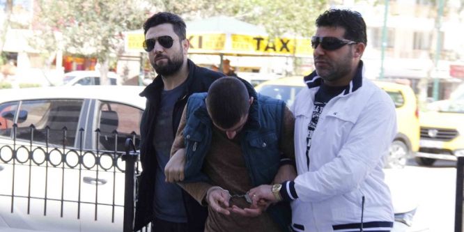 Polislerin evlerine dadanan azılı hırsızlar yakalandı