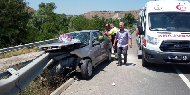 Otomobil refüje çarptı: 3 yaralı