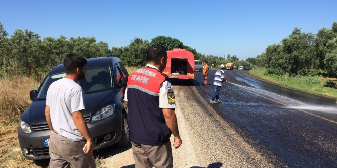 Kasası açılan kamyondan zeytinler yola saçıldı
