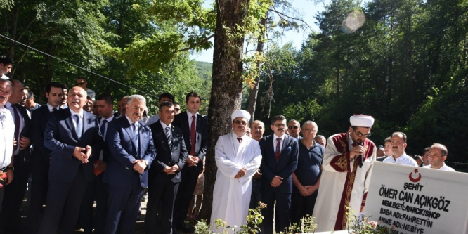 Bakan Arslan, Sinop’ta 15 Temmuz şehidinin kabrini ziyaret etti