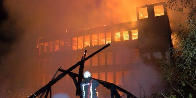 92 yıllık tarihi ipek fabrikası çıkan yangınla yıkıldı