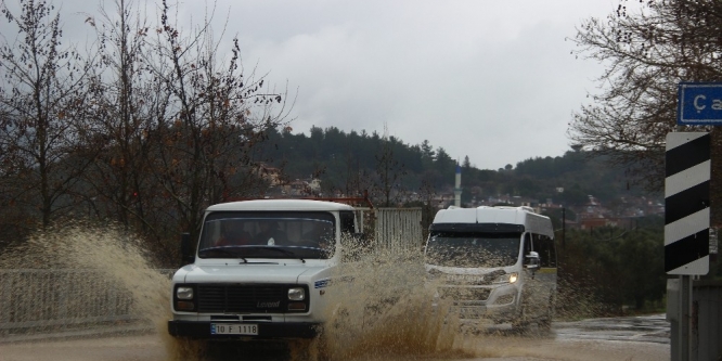 Çatılar uçtu, tekneler battı, alt geçitler göle döndü