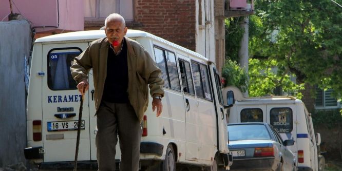 59 yıldır ağzında gülle dolaşıyor