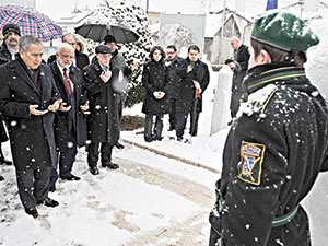 Arınç’tan Bilge Kral’ın mezarında dua