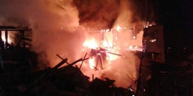 İki katlı ahşap ev alev alev yandı