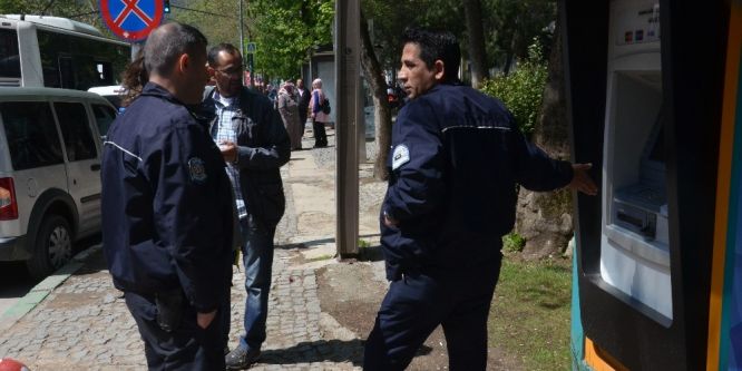 Banka ATM’sinde düzenek iddiası polisi alarma geçirdi