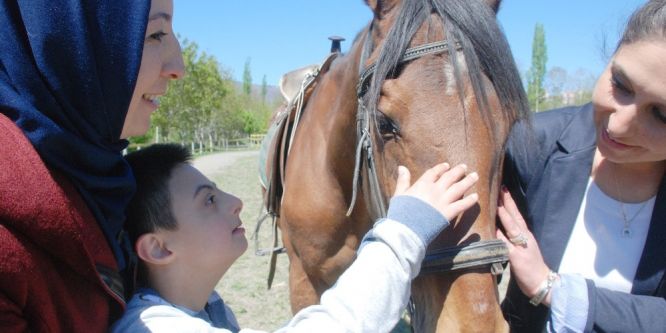 Özel çocuklar ata binme heyecanı yaşadı