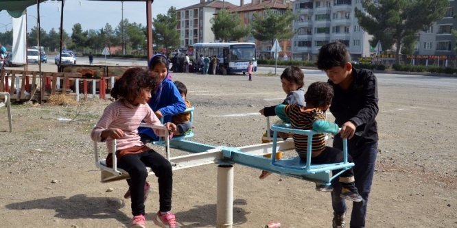 Göçmen çocuklar her şeyden habersiz parkta oynadı