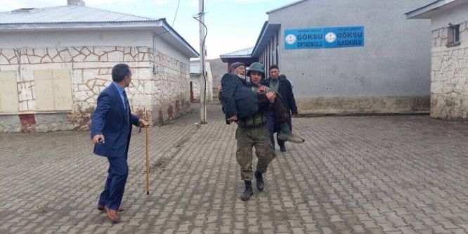 Oy kullanmaya giden dedeye jandarma desteği