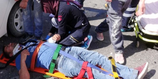 Kamyonet ile otomobil çarpıştı: 2 yaralı