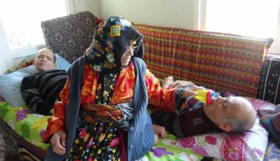 93 yaşında, 60 yıldır engelli çocuklarına bakıyor! Gülsüm annenin büyük fedakarlığı