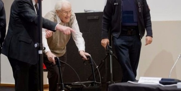 93 yaşındaki Nazi subayı mahkemeye çıkarıldı