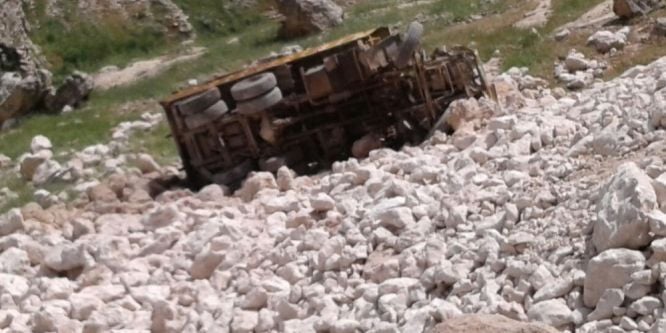 Hafriyat kamyonu uçuruma yuvarlandı: 1 yaralı