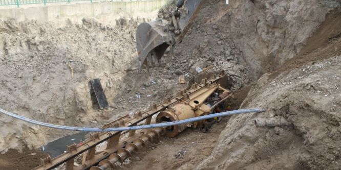 İş makinesinin altında kalan işçi hayatını kaybetti