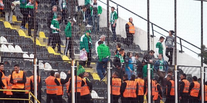 Taraftar tribünü terk etti