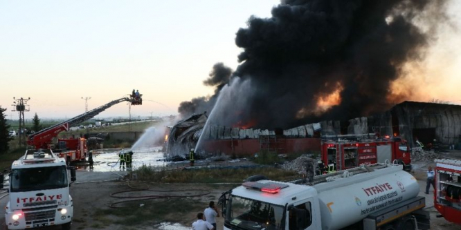 Adana’da boya fabrikasında korkutan yangın