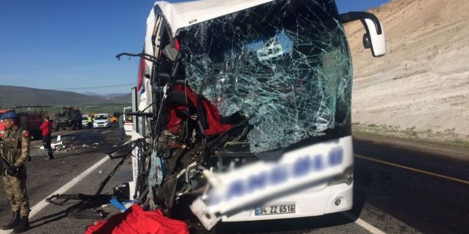 Elazığ’da otobüs kazası: 1 ölü, 30 yaralı