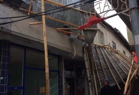 Fırtına çatıları uçurdu