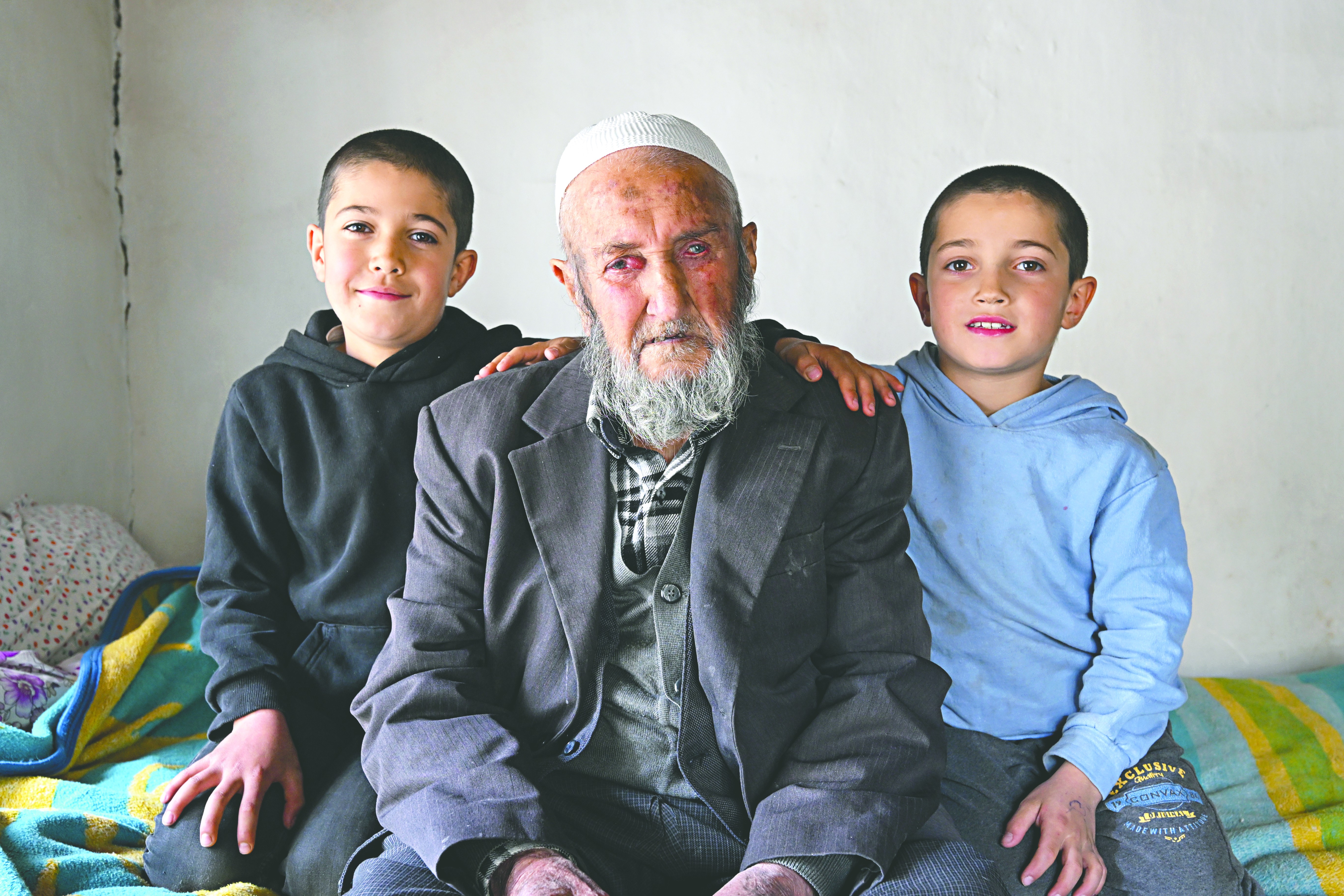 93’lük ikiz babası vaktini çocuklarıyla geçiriyor