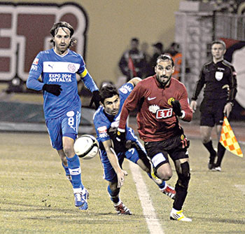 Es-Es evinde güldü