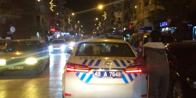 Patenli genç polis otosuna tutunarak ilerledi