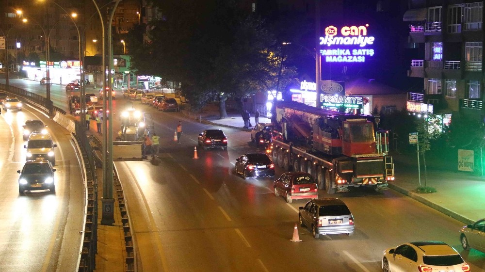 95 tonluk üst geçit bir gecede yerine yerleştirildi 
