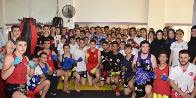 Başkan Çelik Şehzadeler’in sporcularıyla buluştu