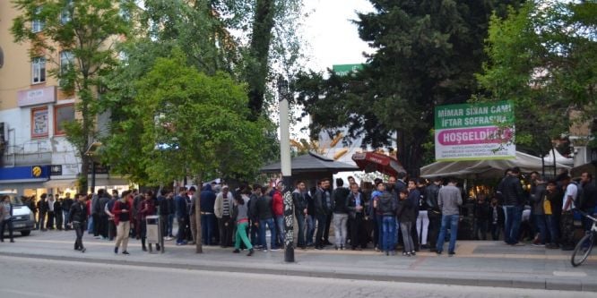 Cami avlusunda iftar